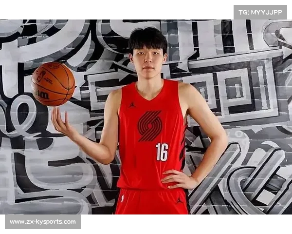 杨瀚森全白穿搭亮相赛场帅气十足 开拓者社媒晒赛前入场照 杨瀚森全白穿搭亮相赛场帅气十足 开拓者社媒晒赛前入场照